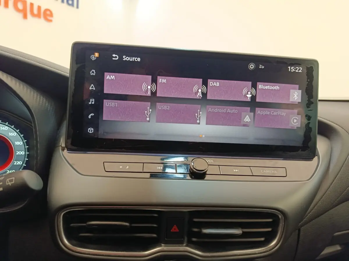 Écran tactile central du tableau de bord du Nissan Juke gris clair, affichant les options multimédia.