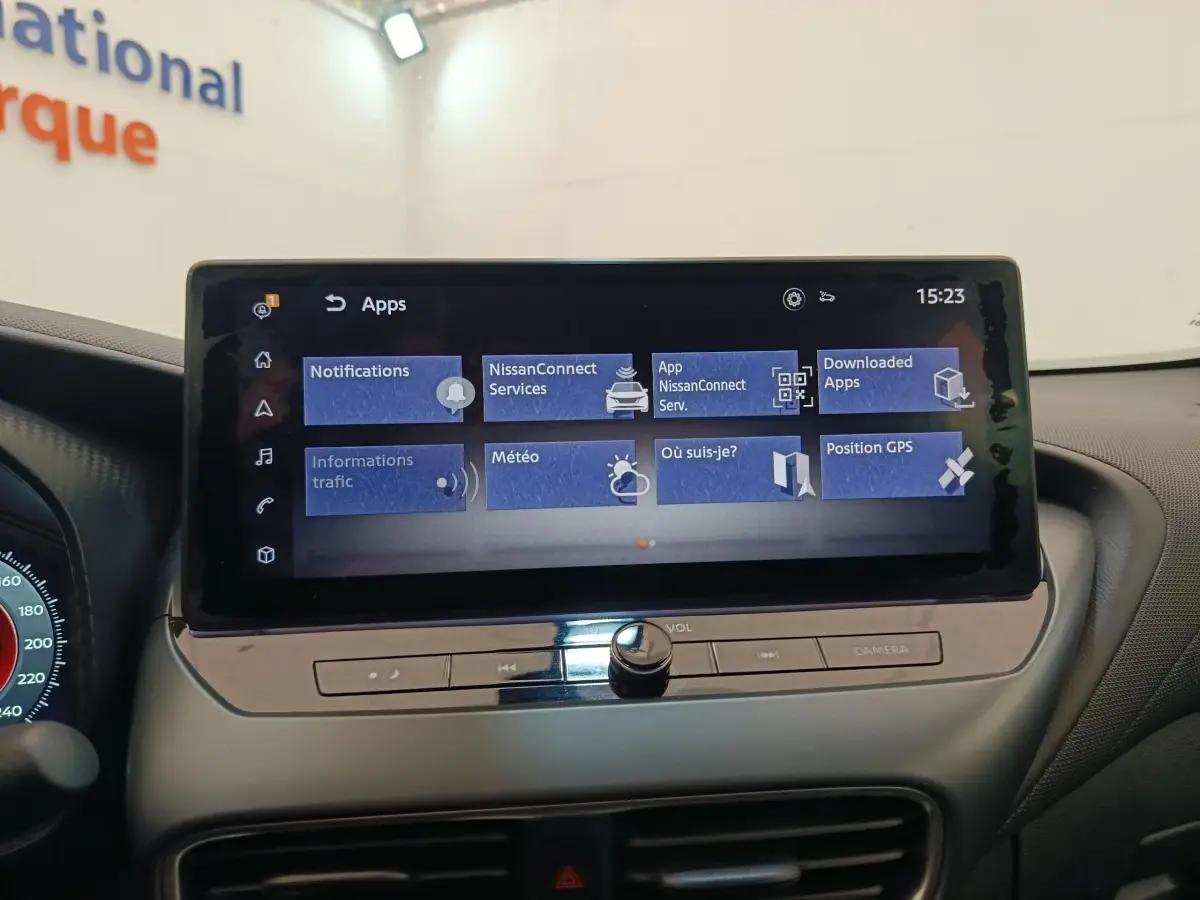 Écran tactile central du tableau de bord du Nissan Juke gris clair, affichant les applications NissanConnect.