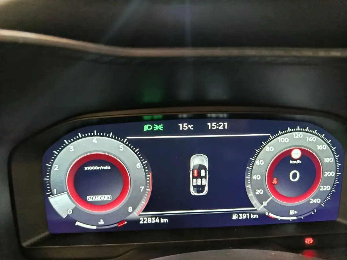 Affichage numérique du combiné d'instruments du Nissan Juke 2025, avec compte-tours et vitesse à zéro, vue frontale.
