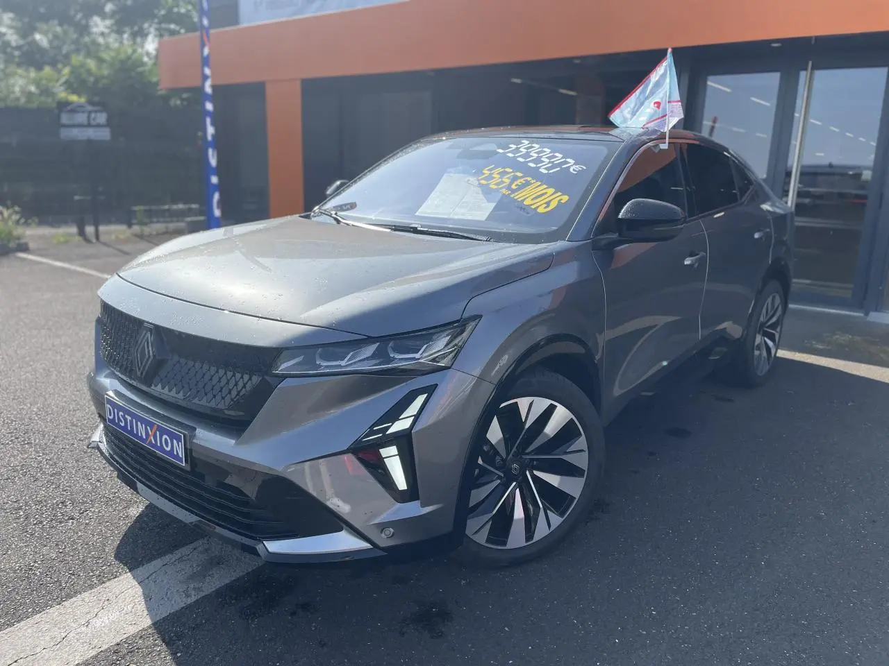 Renault Rafale gris à toit noir en 3/4 avant droit, avec calandre noire et jantes alliage diamantées.