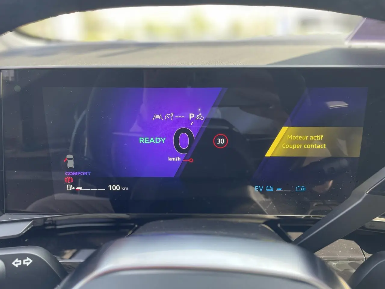 Affichage numérique du tableau de bord du Renault Rafale 2025, indiquant 0 km/h et mode confort activé.