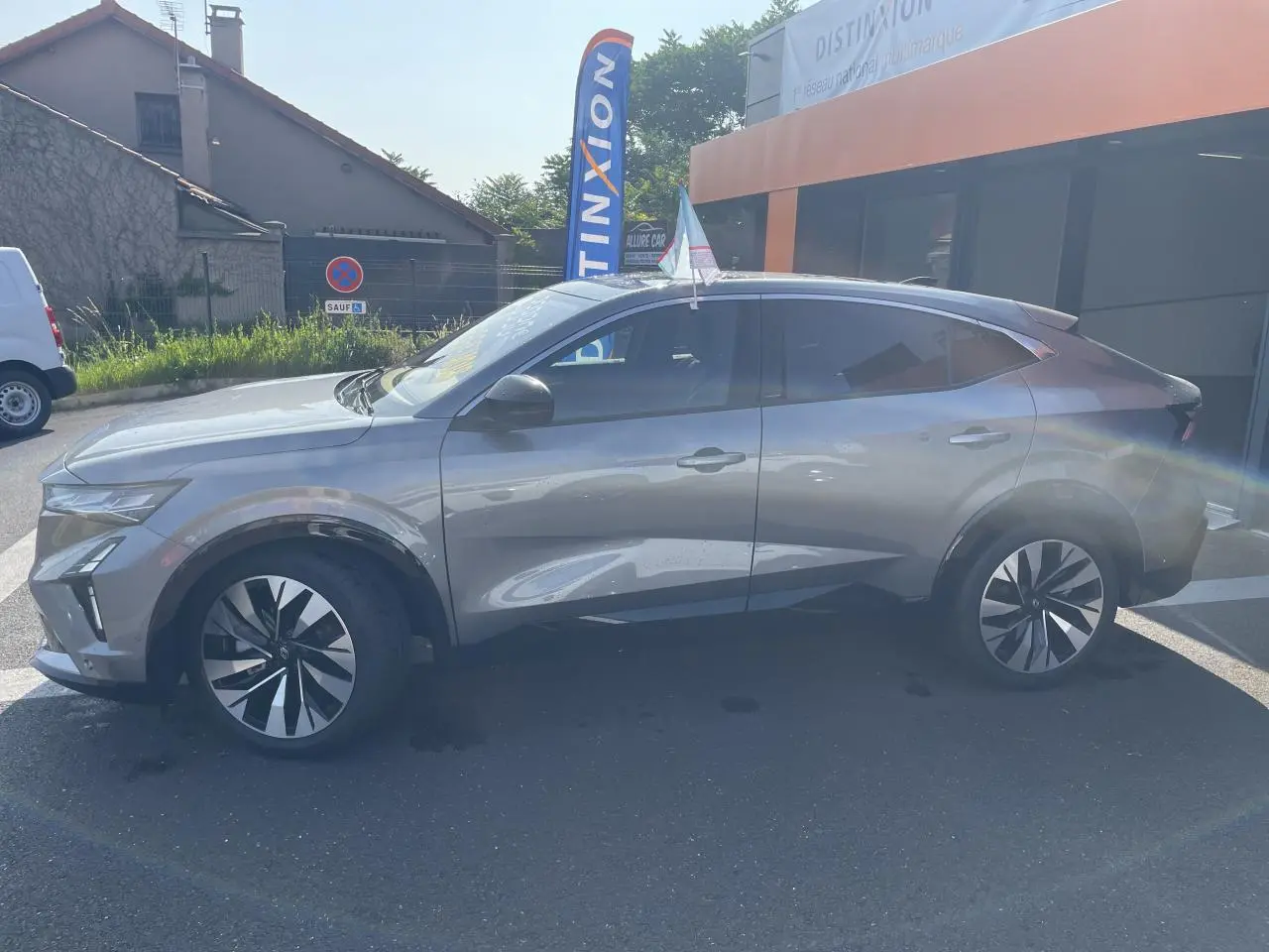 Renault Rafale gris avec toit noir vu de profil côté gauche, soulignant ses jantes modernes et lignes dynamiques.