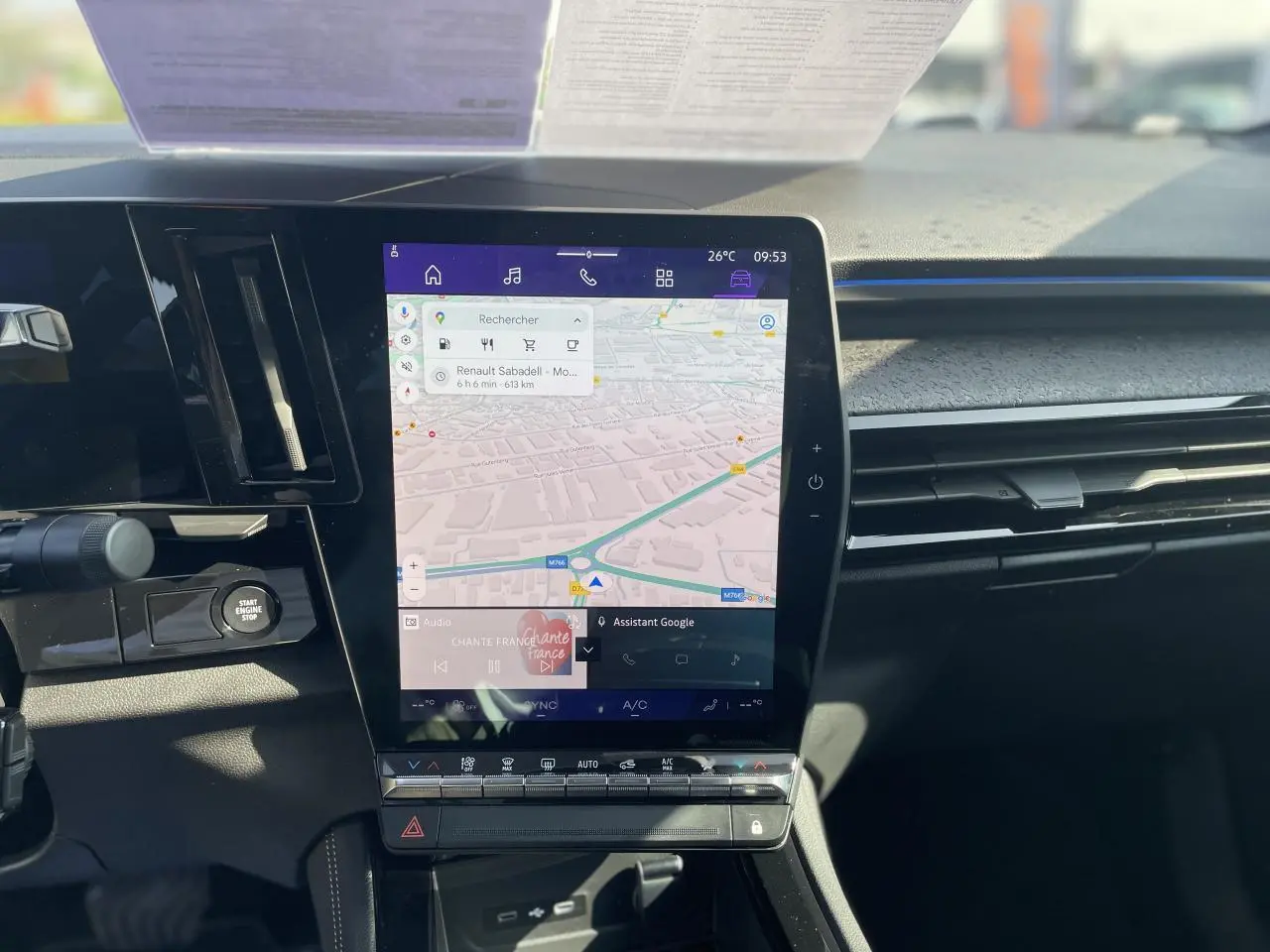 Vue rapprochée de la console centrale du Renault Rafale 2025 avec écran tactile affichant la navigation Google Maps.