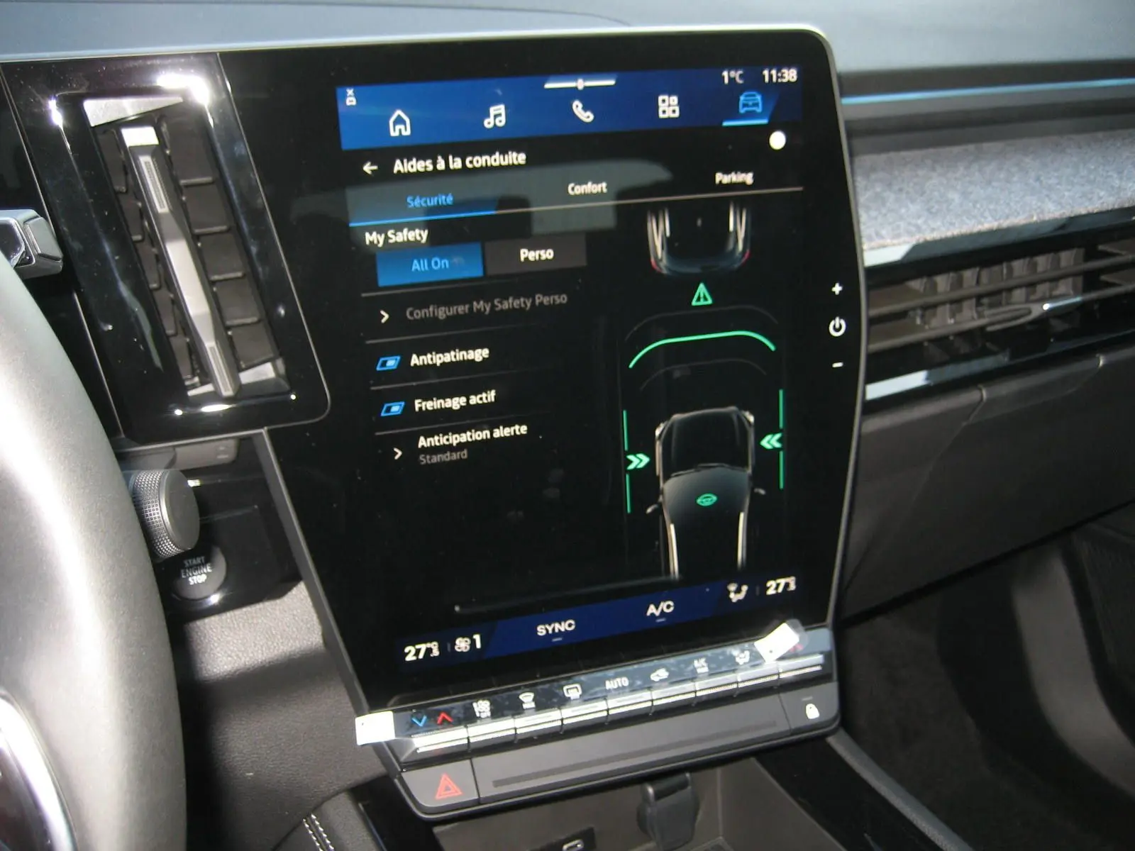 Vue rapprochée de l’écran tactile central du Renault Austral 2025 bleu outremer, affichant les aides à la conduite.