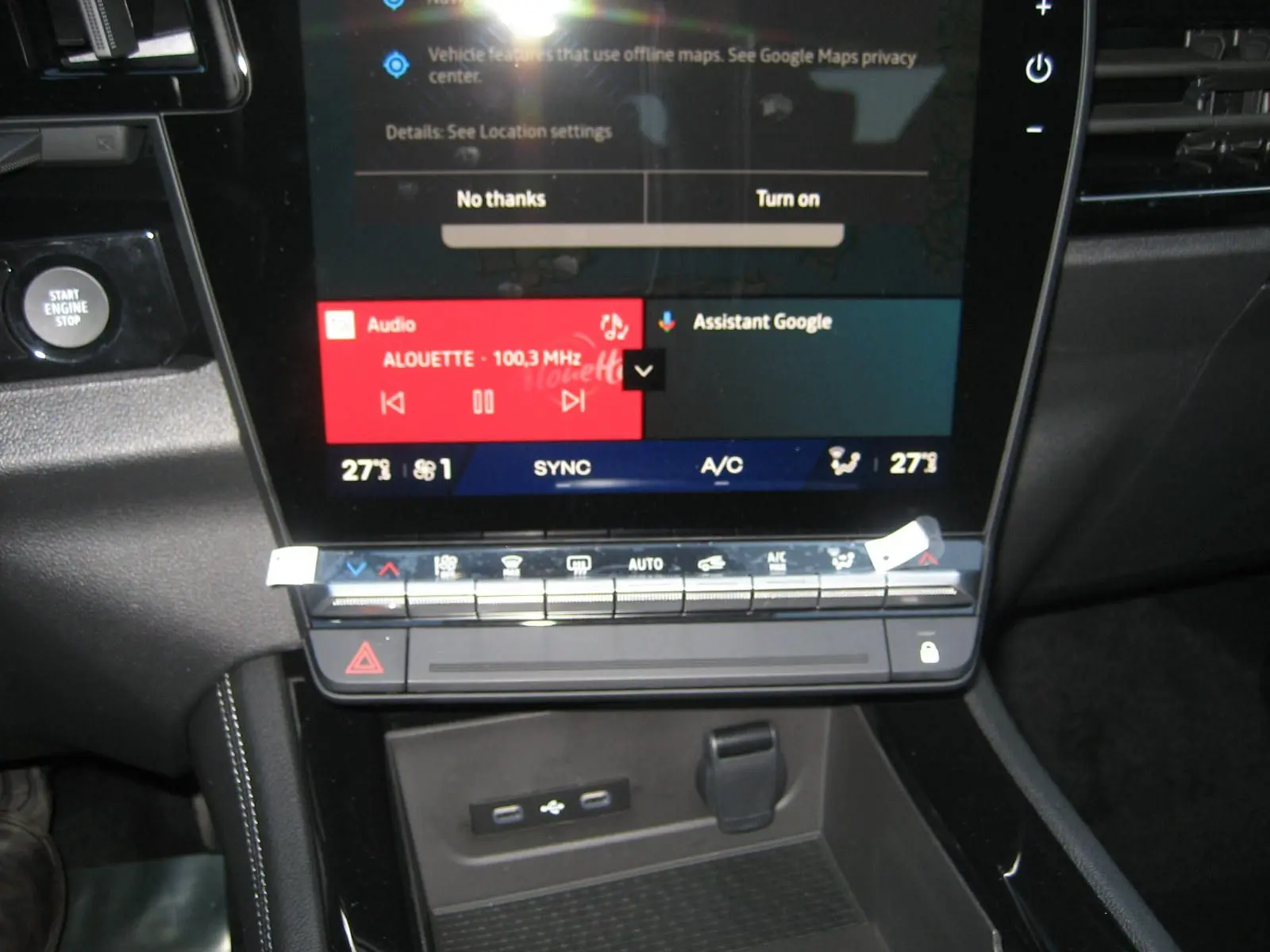 Détail de la console centrale du Renault Austral 2025 avec écran tactile et commandes climatisation, finition noir mat.