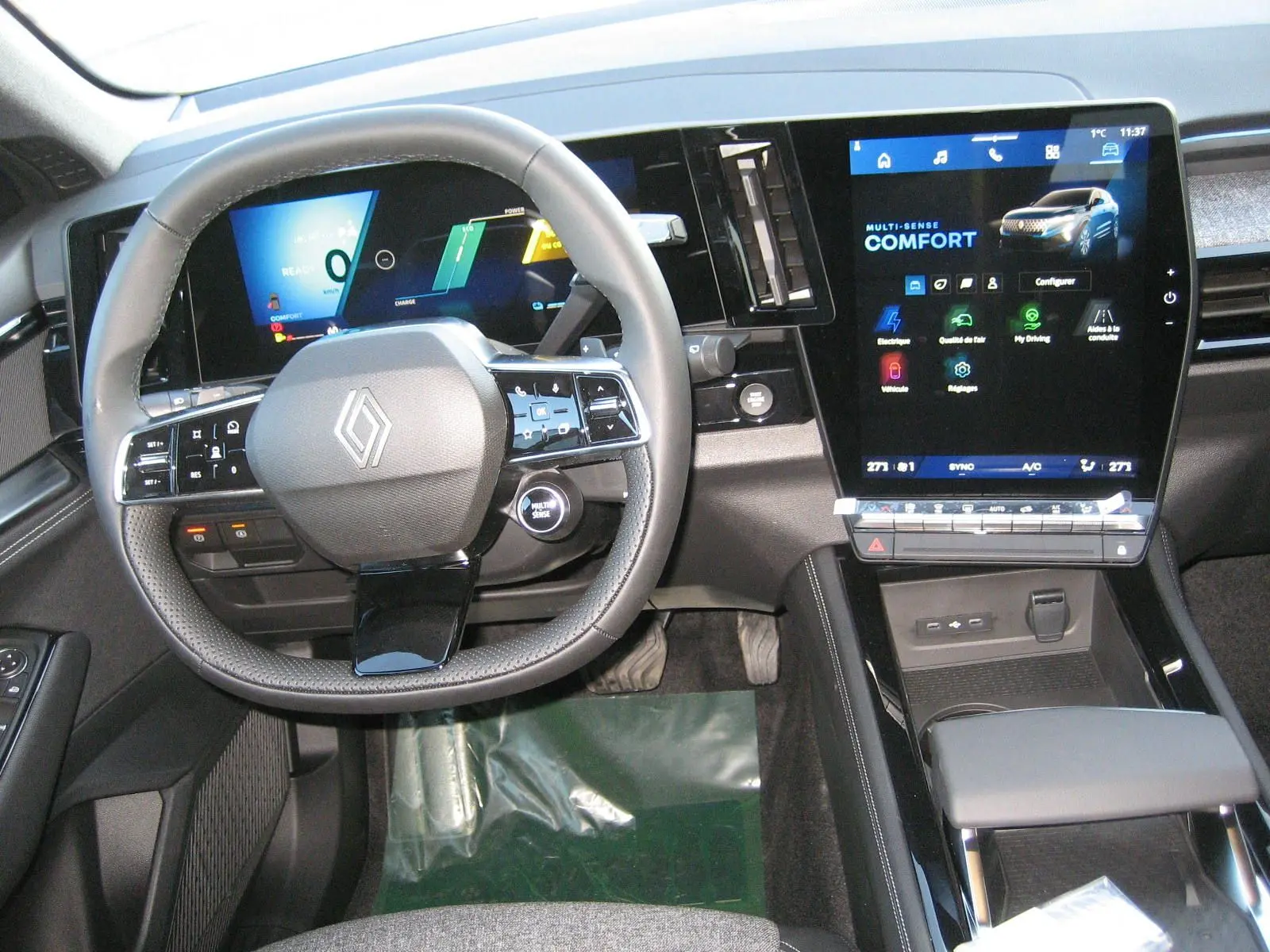 Vue intérieure du tableau de bord et volant Renault Austral 2025, avec écran tactile central et affichage numérique moderne.