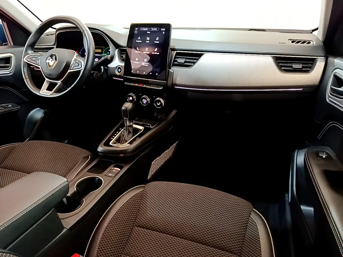 Vue intérieure avant droite du Renault Arkana 2023, tableau de bord moderne avec écran tactile vertical et volant cuir multifonctions.