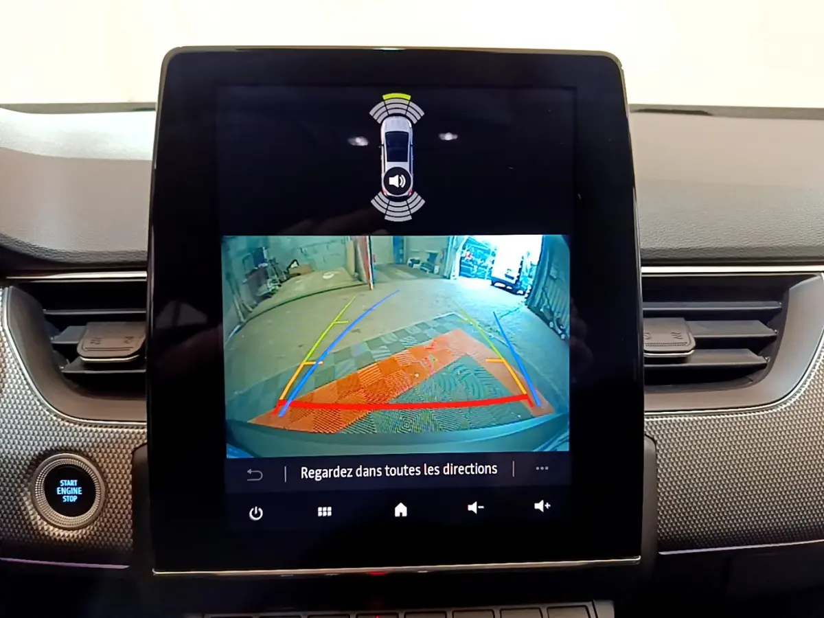 Écran tactile central montrant la caméra de recul avec guidage, intérieur du Renault Arkana bleu 2023.