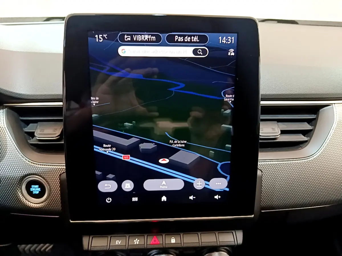 Écran tactile central 23,6 cm affichant la navigation dans l’habitacle d’une Renault Arkana bleu 2023.