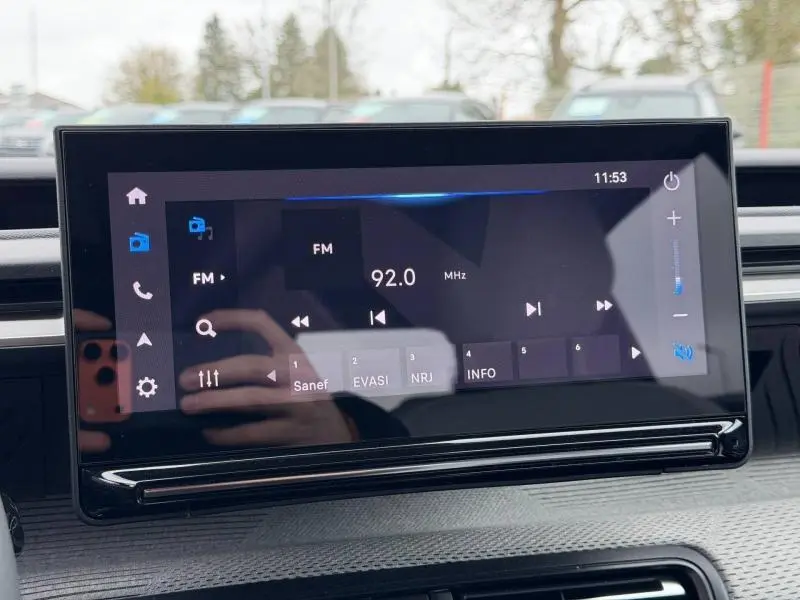 Écran tactile central de la Citroën C3 1.2 Turbo 100ch MAX 2025 affichant une radio FM sur fond noir.