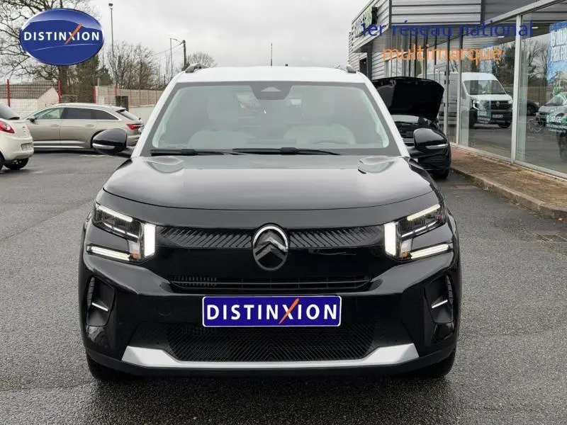 Vue frontale d'une Citroën C3 1.2 Turbo 100ch MAX noire Perla Nera avec phares LED et calandre distinctive.