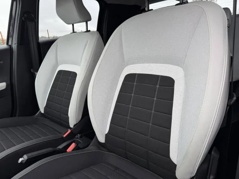 Gros plan sur les sièges avant bicolores noir et gris clair de la Citroën C3 2025, version 1.2 Turbo 100ch MAX.
