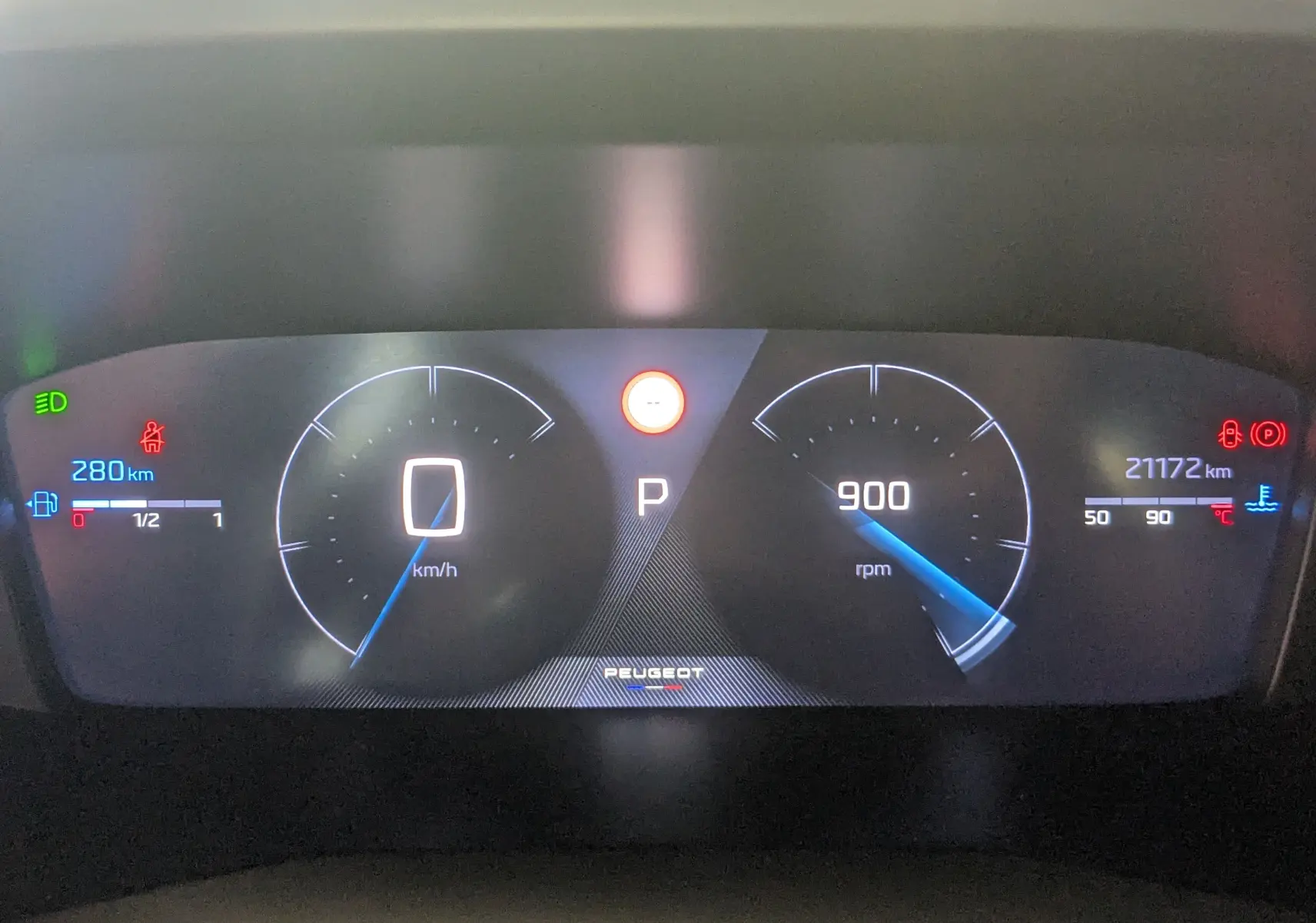Tableau de bord numérique du Peugeot 2008 2024 affichant vitesse, régime moteur, autonomie et kilométrage.