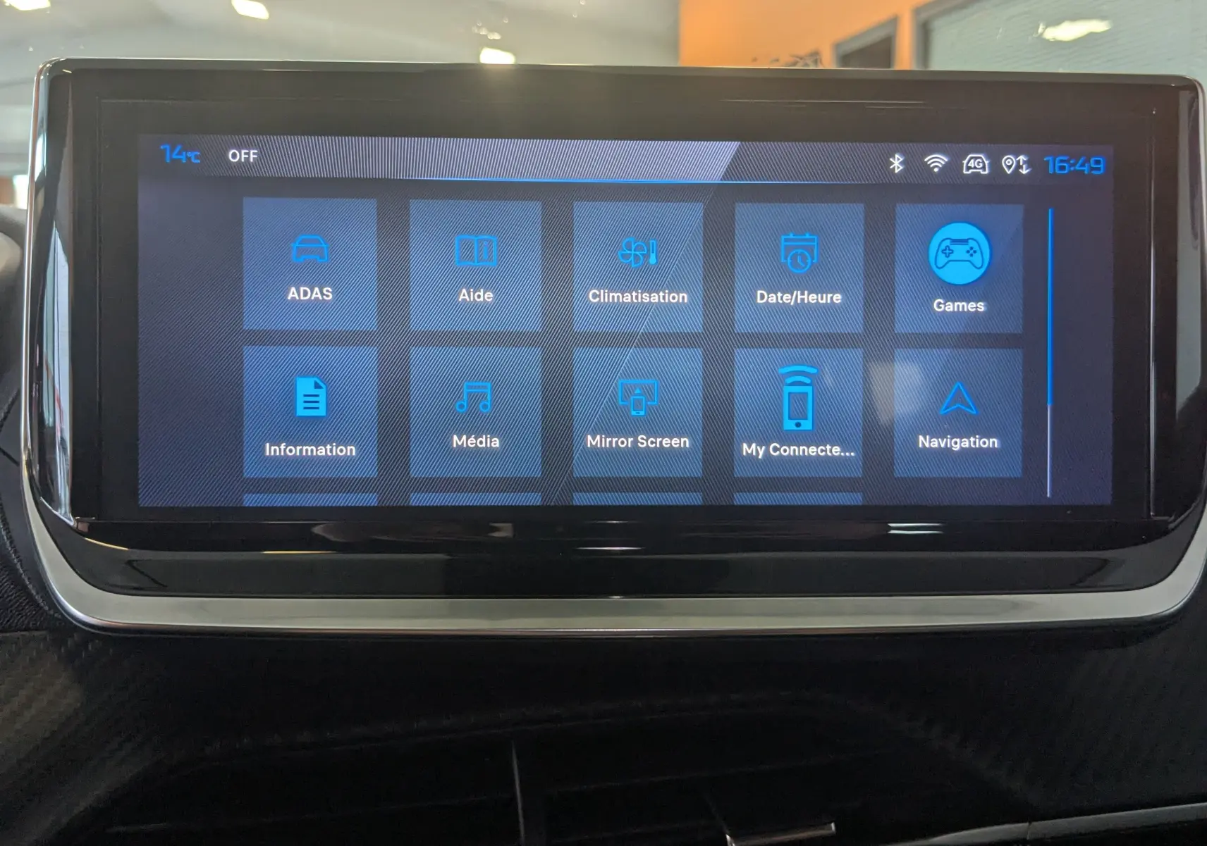 Écran tactile central du tableau de bord du Peugeot 2008 130ch eat8 allure 2024 affichant les menus de navigation et de climatisation.