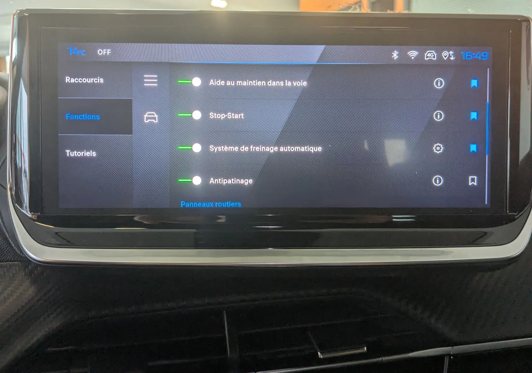 Écran tactile central du Peugeot 2008 130ch eat8 allure 2024 noir, affichant les aides à la conduite activées.