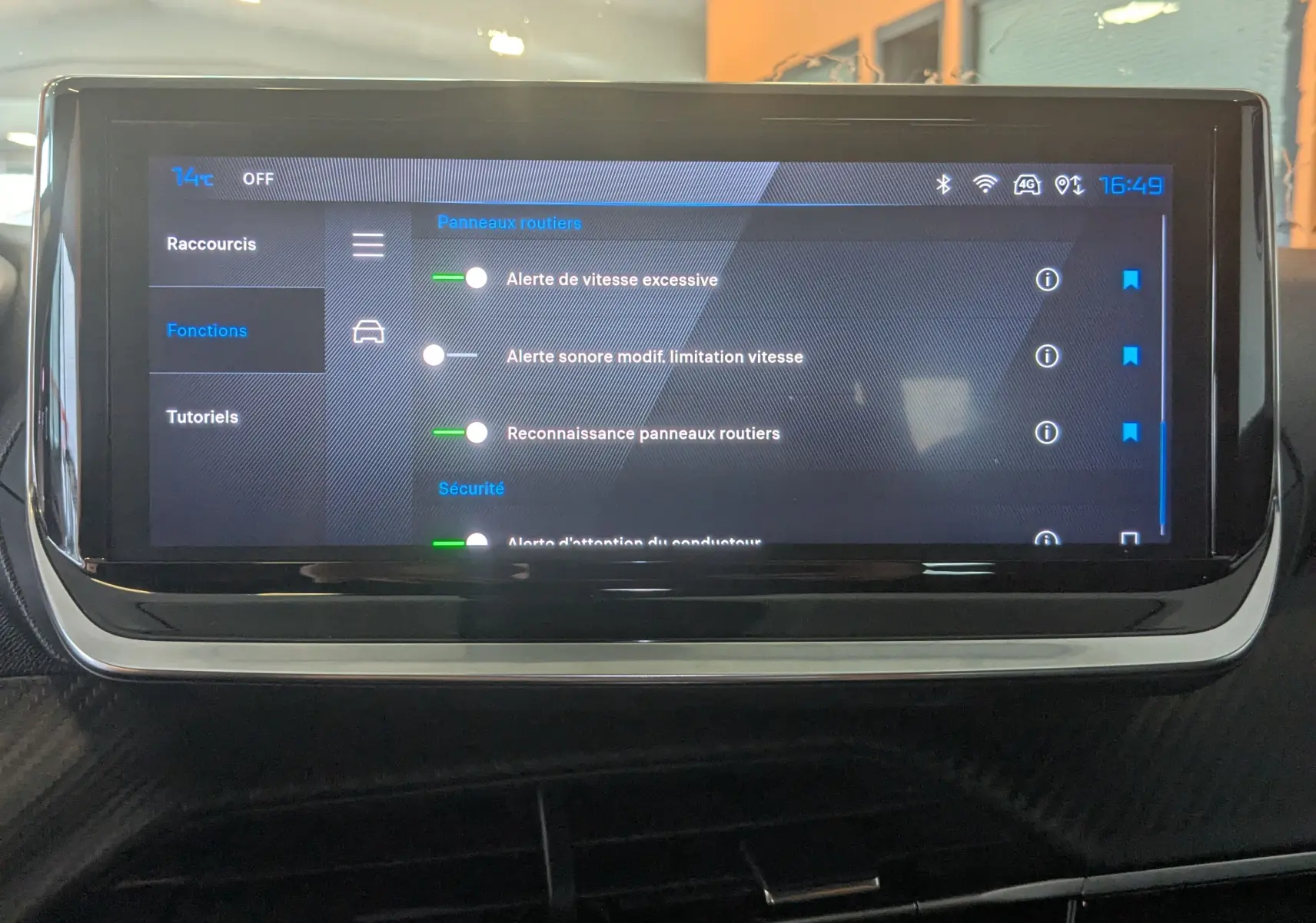 Écran tactile central du Peugeot 2008 130ch allure 2024 affichant les réglages d'alerte et reconnaissance des panneaux routiers.