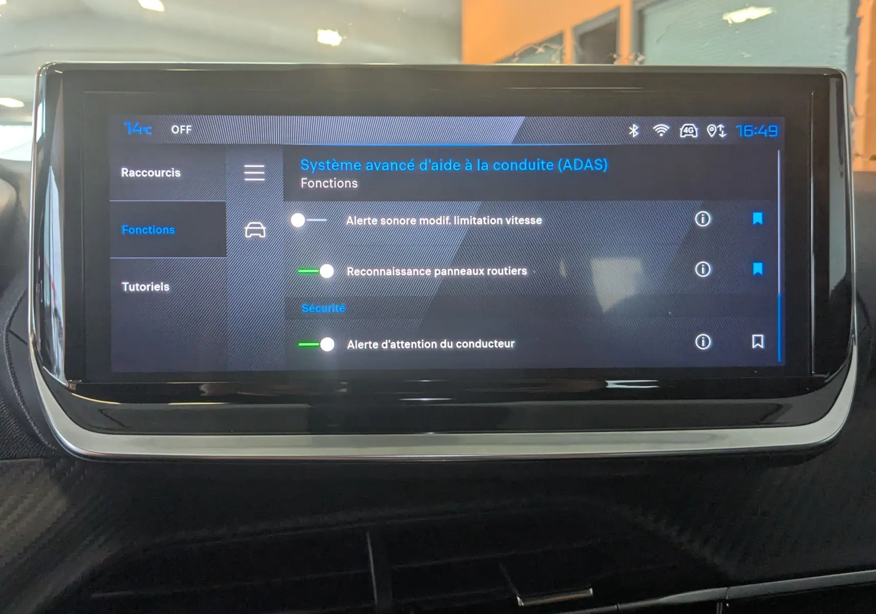 Écran tactile central du Peugeot 2008 130ch allure 2024 affichant les réglages du système avancé d'aide à la conduite.