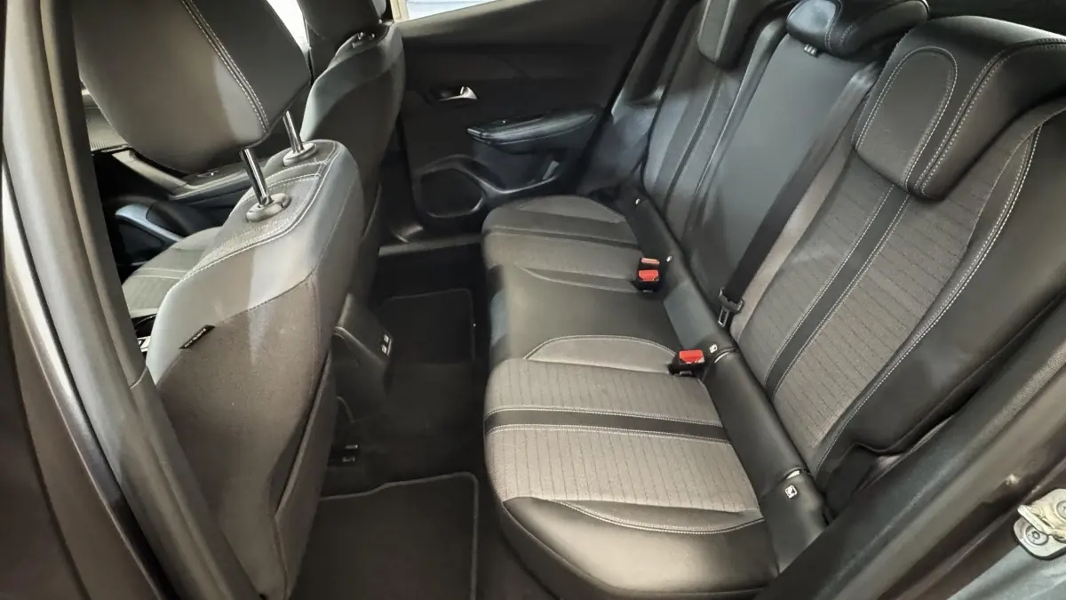 Vue intérieure côté droit montrant la banquette arrière gris foncé en tissu et cuir du Peugeot 2008 2022 Allure Pack.