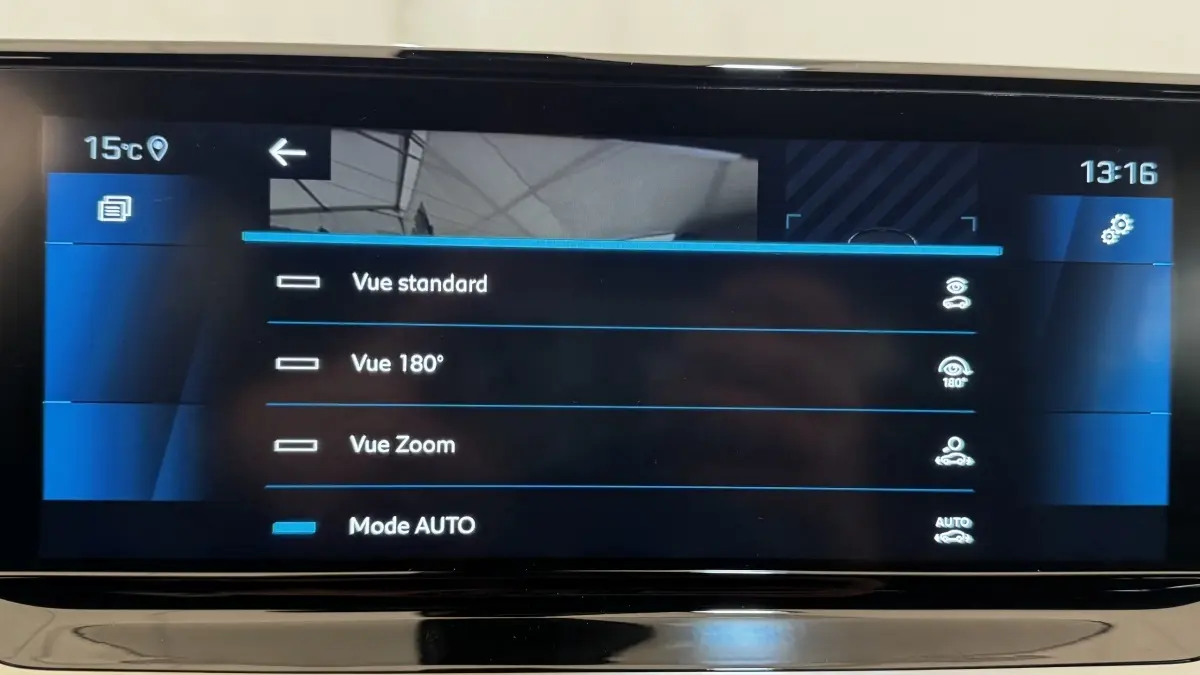 Écran tactile du système multimédia du Peugeot 2008 gris foncé, affichant les options de vue caméra en mode auto.