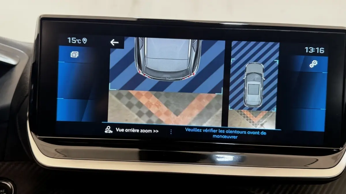 Écran tactile intérieur affichant la caméra de recul et la vue 360° du Peugeot 2008 gris foncé, version 2022.