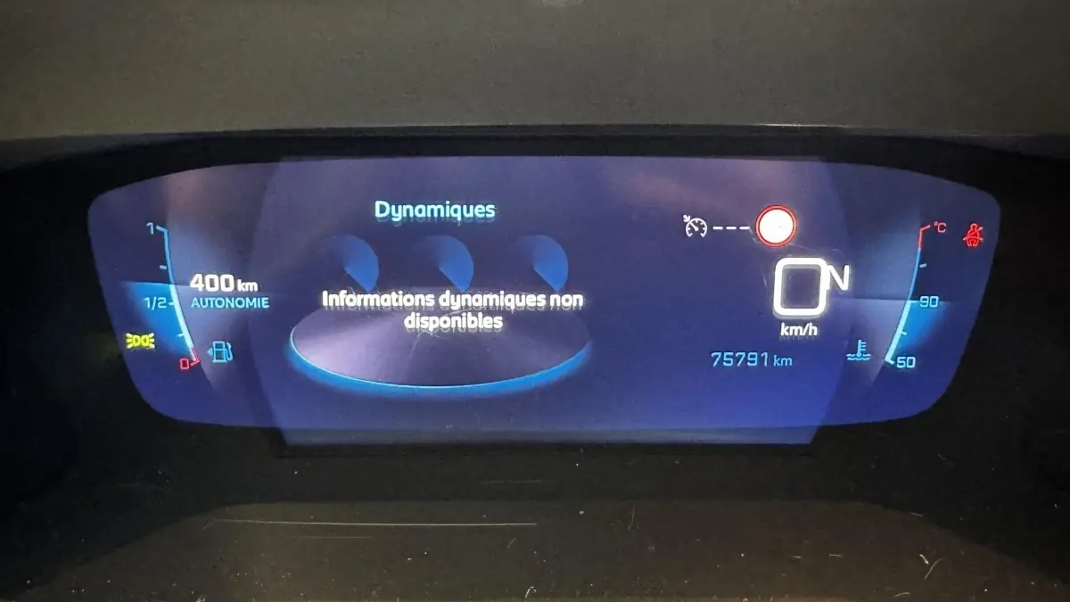 Affichage numérique du tableau de bord Peugeot 2008 gris foncé, indiquant 400 km d'autonomie et 75 791 km au compteur.