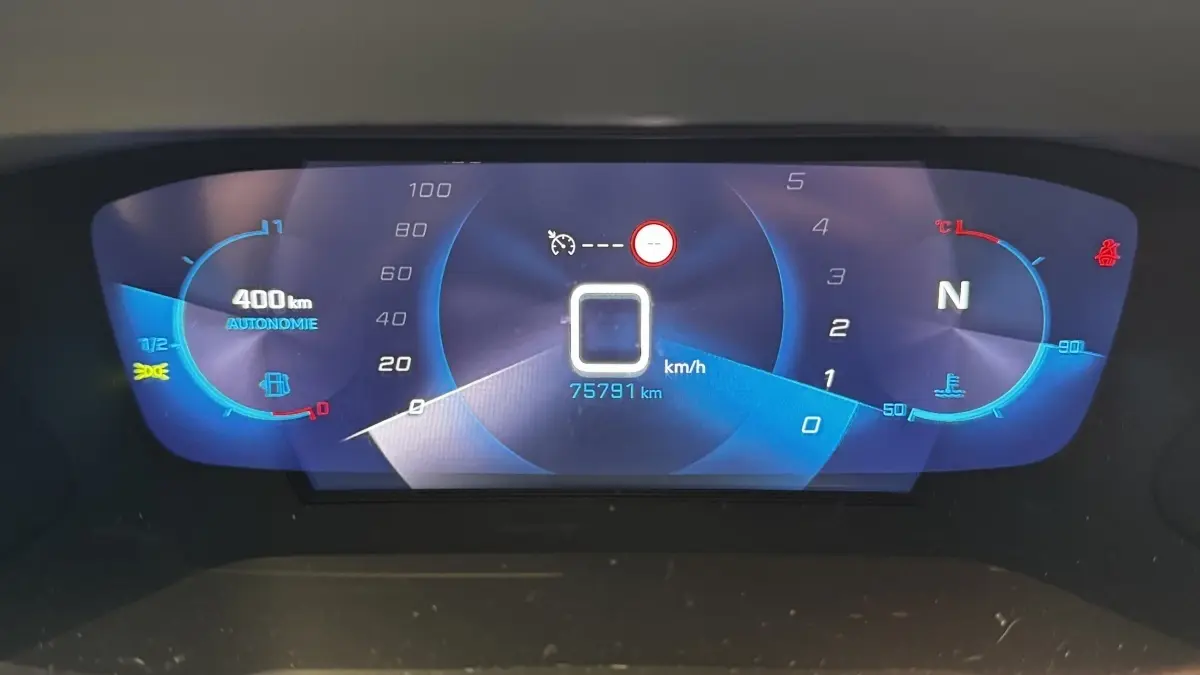 Affichage numérique du tableau de bord du Peugeot 2008, vitesse à 0 km/h et autonomie de 400 km visible.