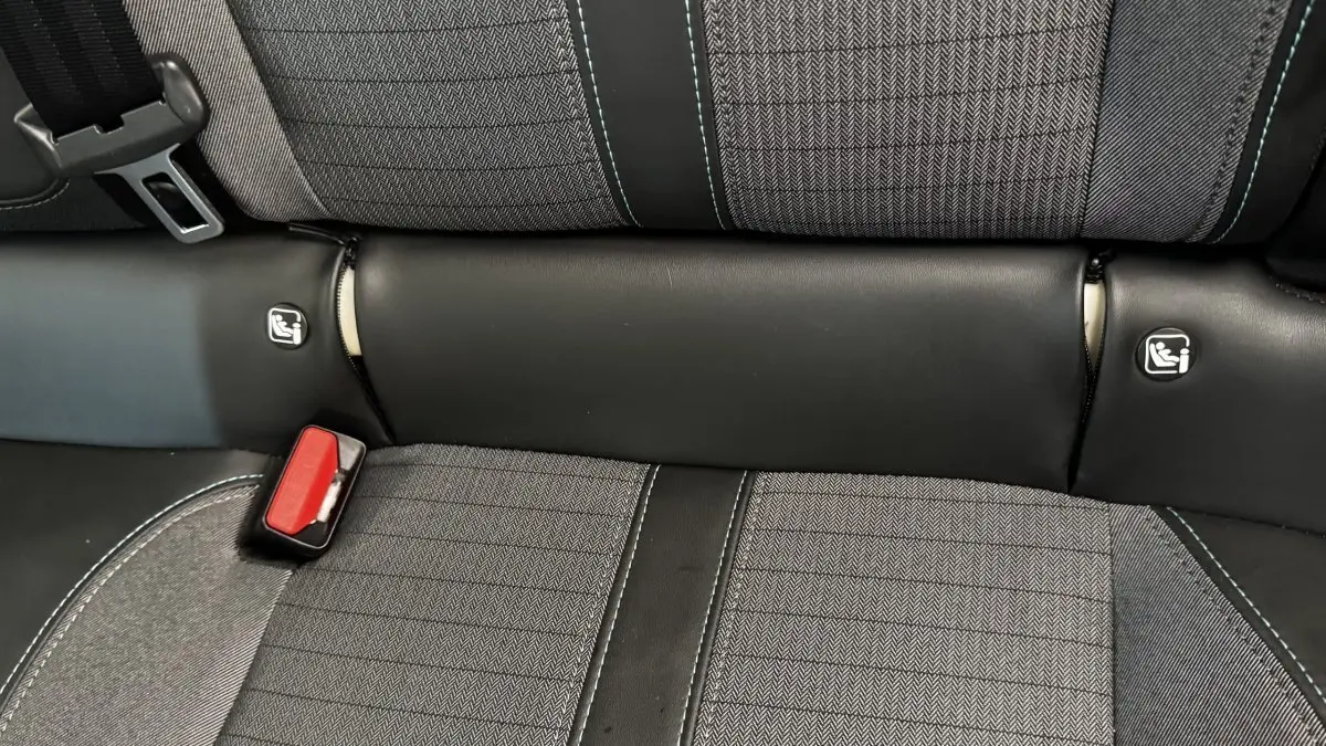 Gros plan sur la banquette arrière gris foncé du Peugeot 2008 avec ceintures de sécurité et fixations Isofix visibles.