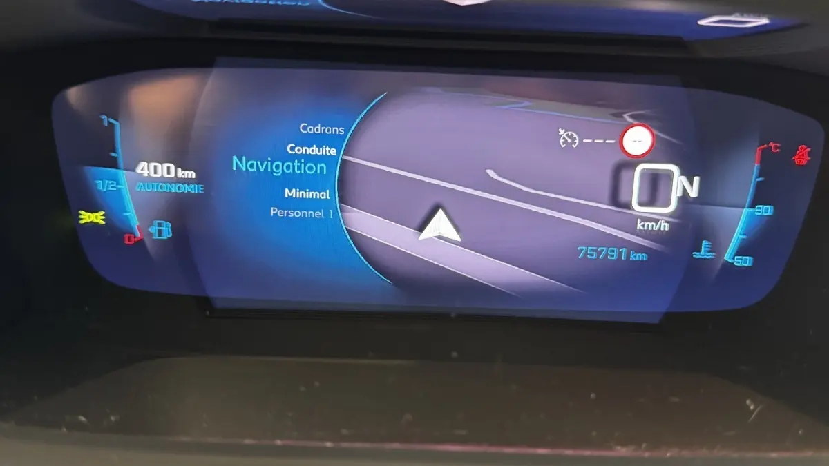 Affichage numérique du tableau de bord du Peugeot 2008 gris foncé, montrant la navigation et l'autonomie à 400 km.