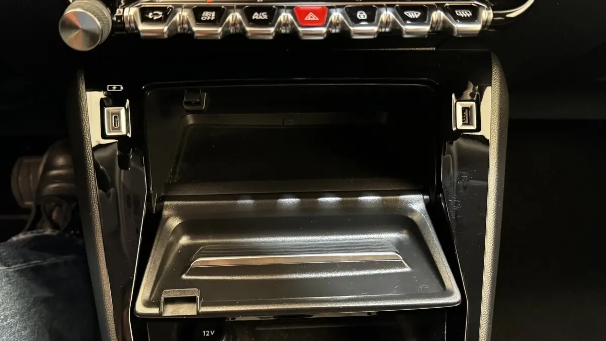 Détail de la console centrale noire du Peugeot 2008 2022 avec boutons de commande et ports USB visibles.