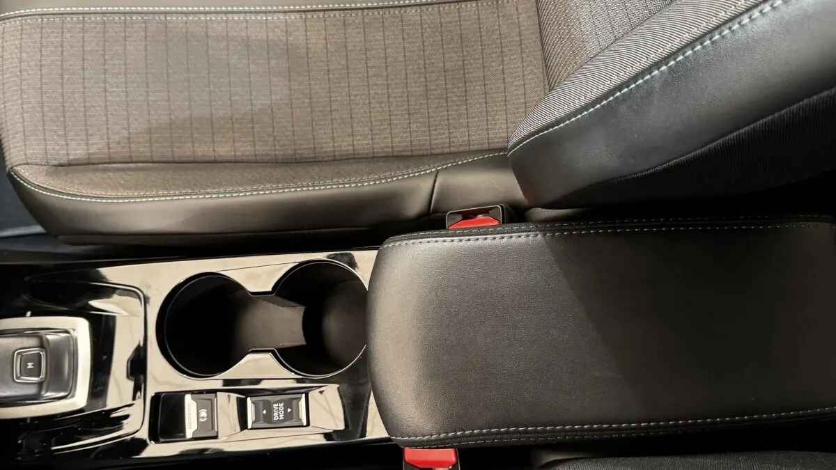 Gros plan sur la console centrale noire et les sièges tissu gris du Peugeot 2008 PureTech 130, version 2022.