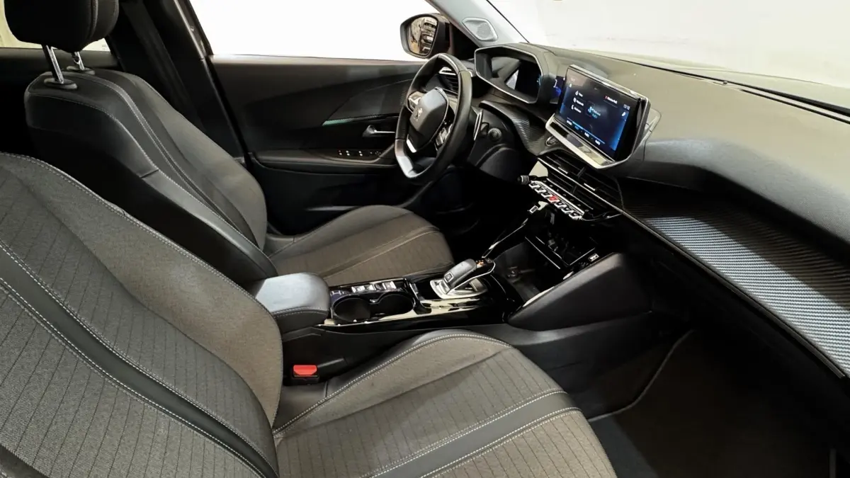 Intérieur avant droit du Peugeot 2008 2022 gris foncé, avec tableau de bord numérique et écran tactile central.