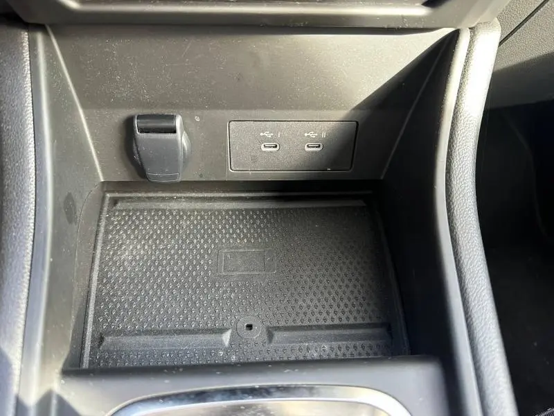 Vue rapprochée de la console centrale noire du Renault Captur 2025 avec ports USB-C et prise 12V.