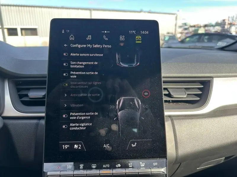 Vue intérieure du tableau de bord du Renault Captur 2025 avec écran tactile affichant les réglages de sécurité.