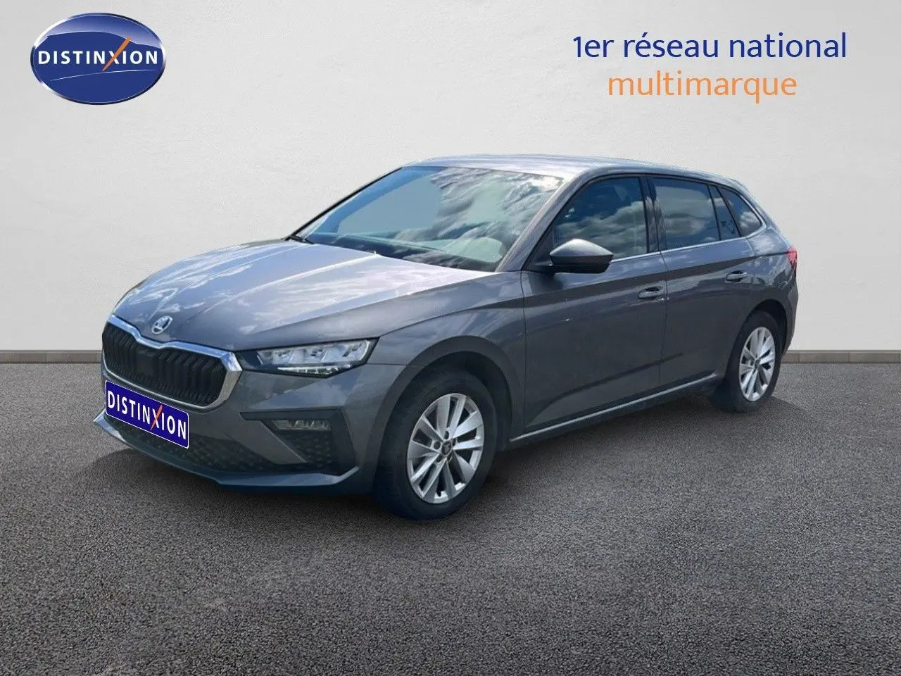 Vue 3/4 avant droit d'une Skoda Scala gris magnétique métallisé avec jantes alliage et calandre noire.