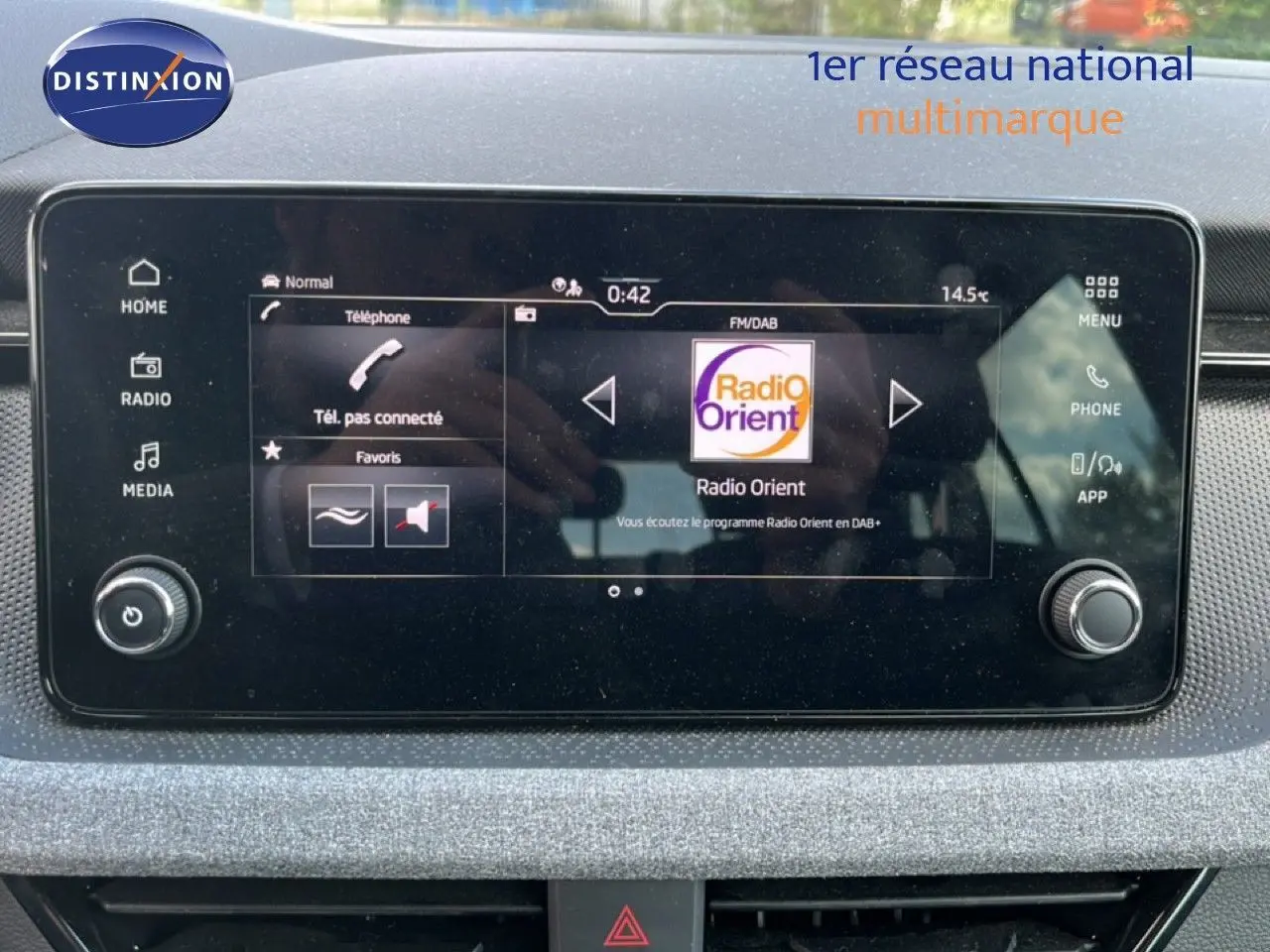 Écran tactile central de la Skoda Scala gris magnétique, affichant la radio FM/DAB Radio Orient.