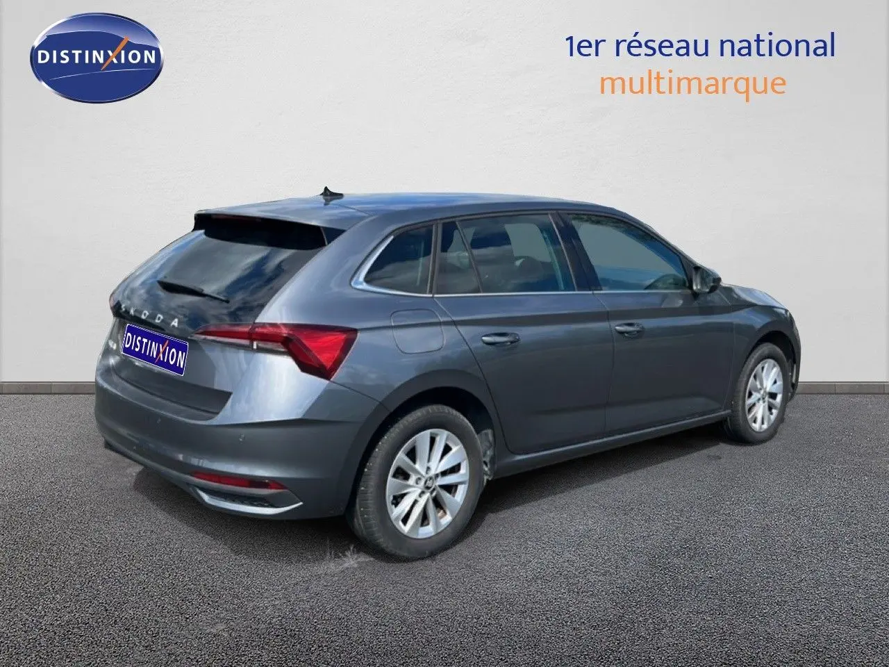 Vue 3/4 arrière droite d'une Skoda Scala gris magnétique métal avec feux arrière LED et jantes alliage 16 pouces.