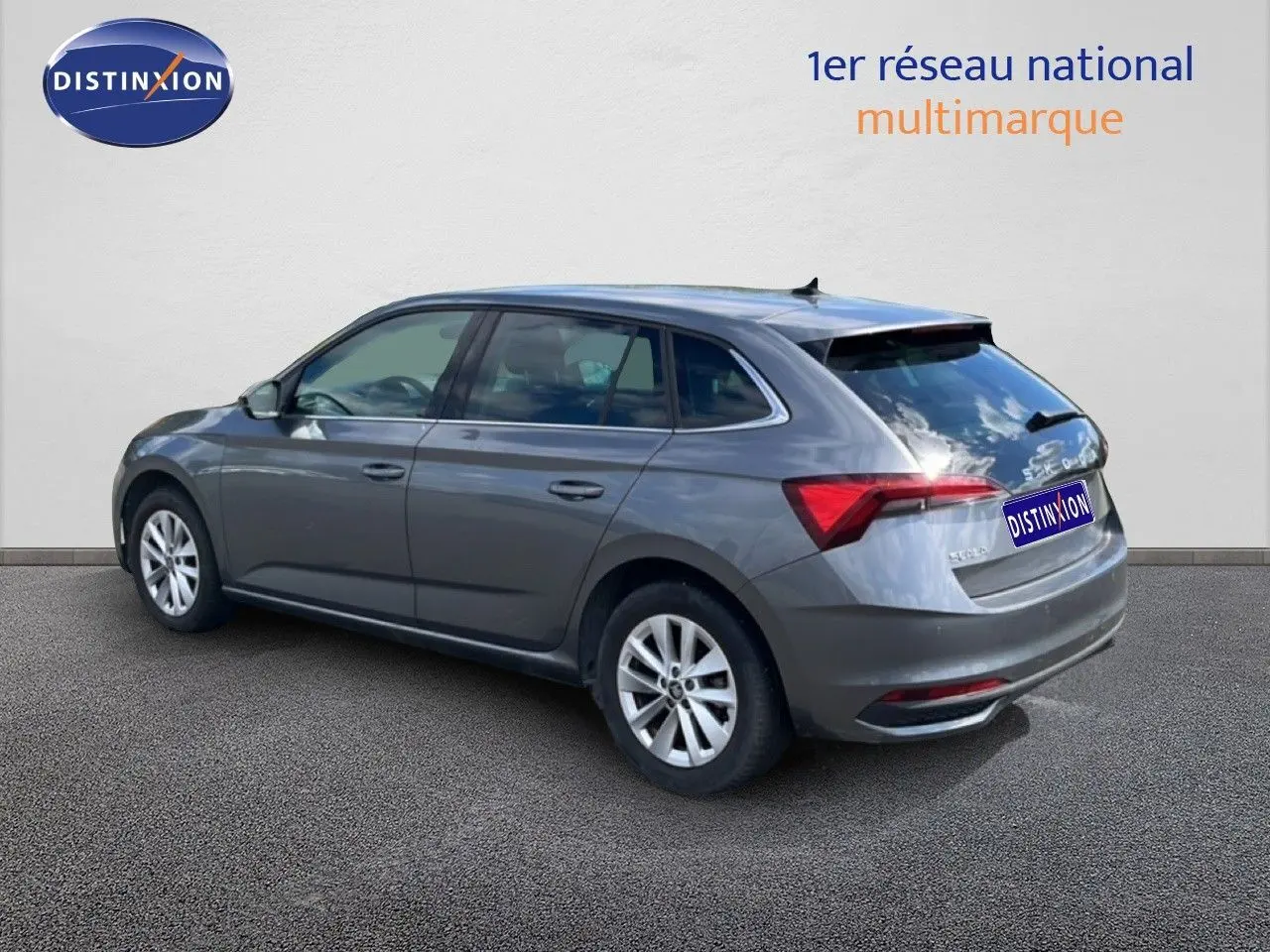 Vue 3/4 arrière droite d'une Skoda Scala 2025 gris magnétique métallisé avec feux arrière LED et jantes alliage.