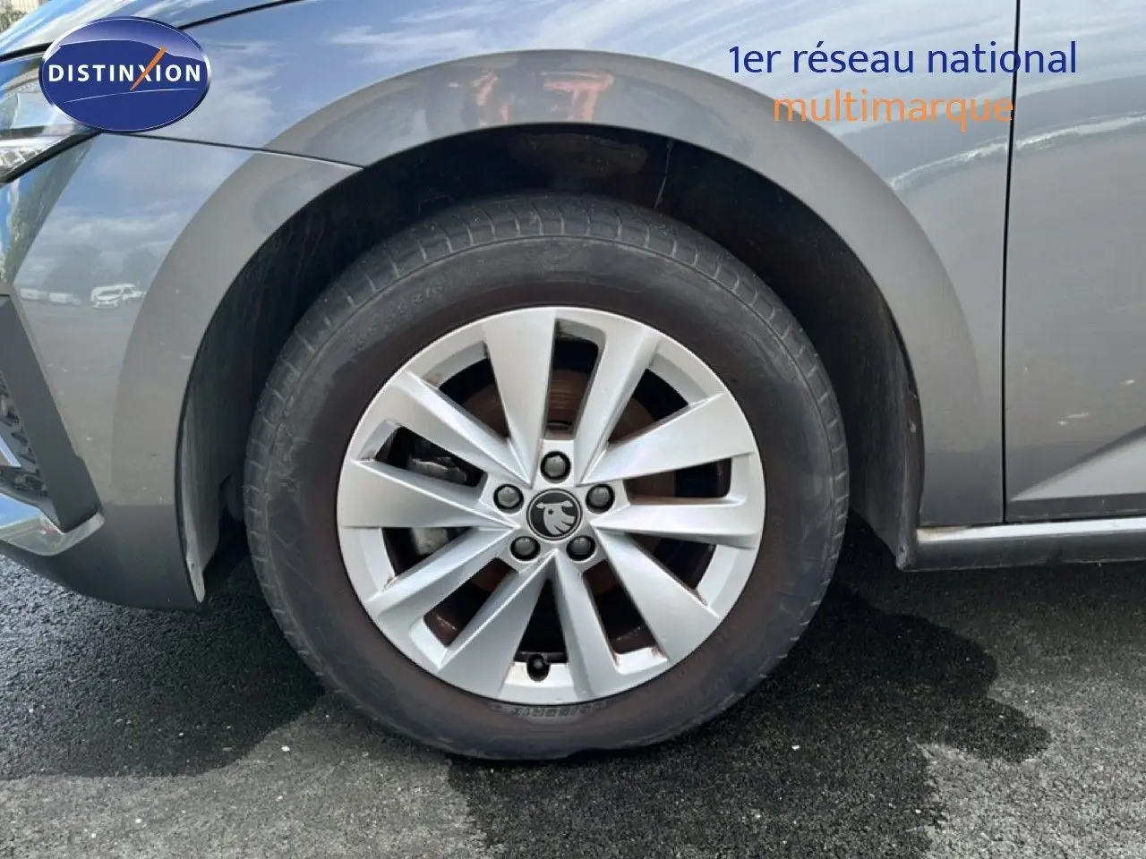 Gros plan sur la roue avant gauche d'une Skoda Scala gris magnétique métal, mettant en valeur la jante en alliage.