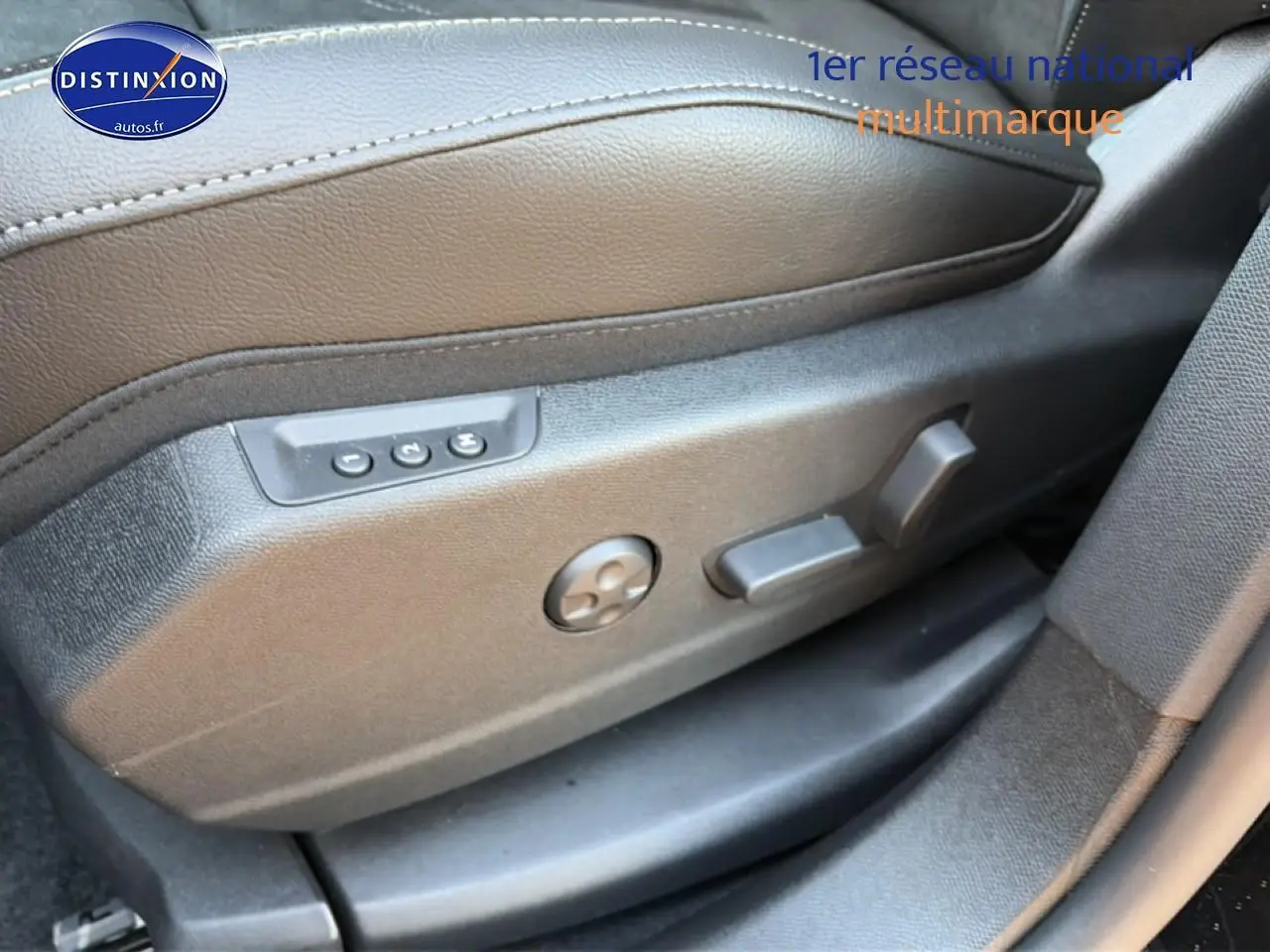 Détail des commandes de réglage électrique du siège conducteur noir du DS7 1.5 BlueHDi 130 Performance Line.