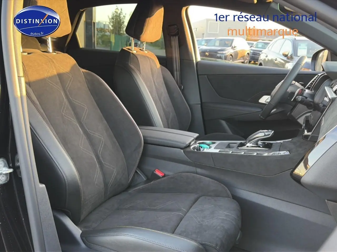Vue intérieure côté conducteur du DS7 1.5 BlueHDi 130 noir, sièges en alcantara avec coutures apparentes et console centrale.