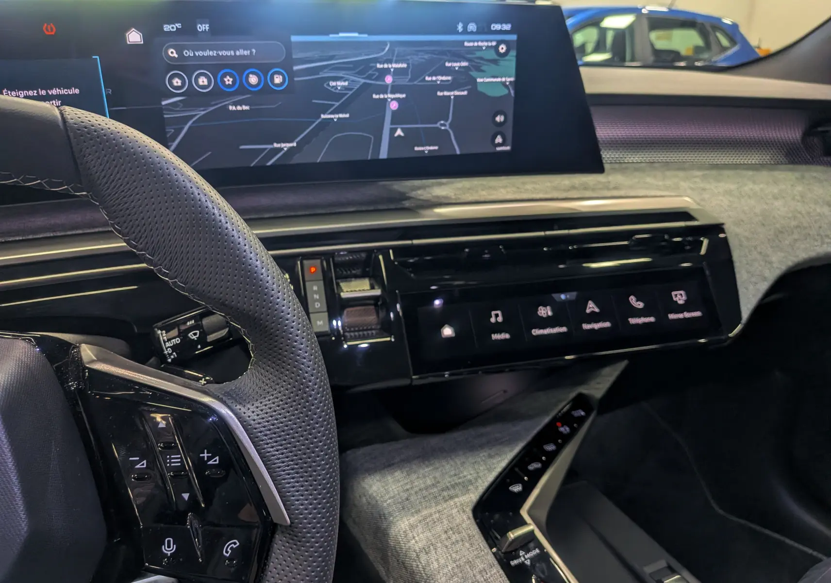 Vue intérieure du tableau de bord et volant du Peugeot 5008 Hybrid 145 GT 2025 en noir Perla, avec écran tactile et commandes intégrées.