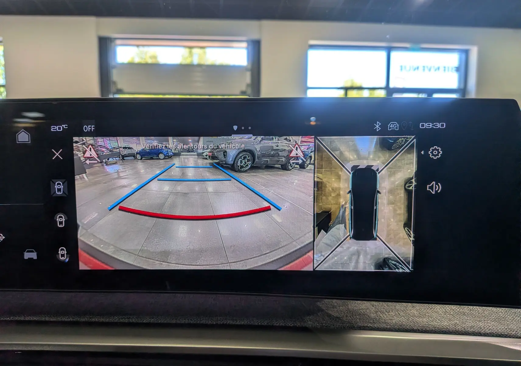 Écran intérieur du Peugeot 5008 Hybrid 145 GT montrant la caméra de recul et la vue 360° en stationnement.