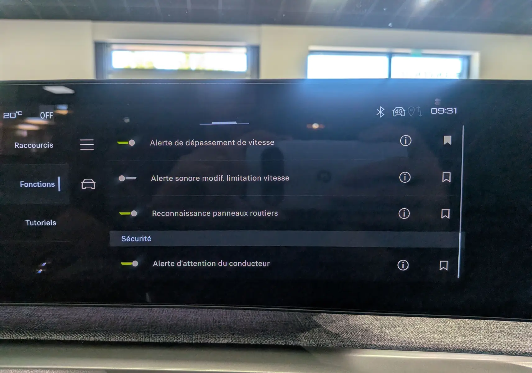 Écran tactile intérieur du Peugeot 5008 Hybrid 145 GT affichant les options de sécurité et alertes conducteur.