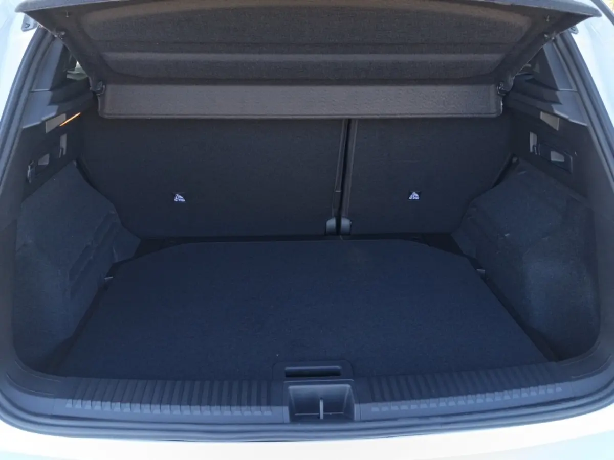 Coffre ouvert vu de l'arrière d'un Renault Austral blanc, montrant un espace de chargement propre et spacieux.