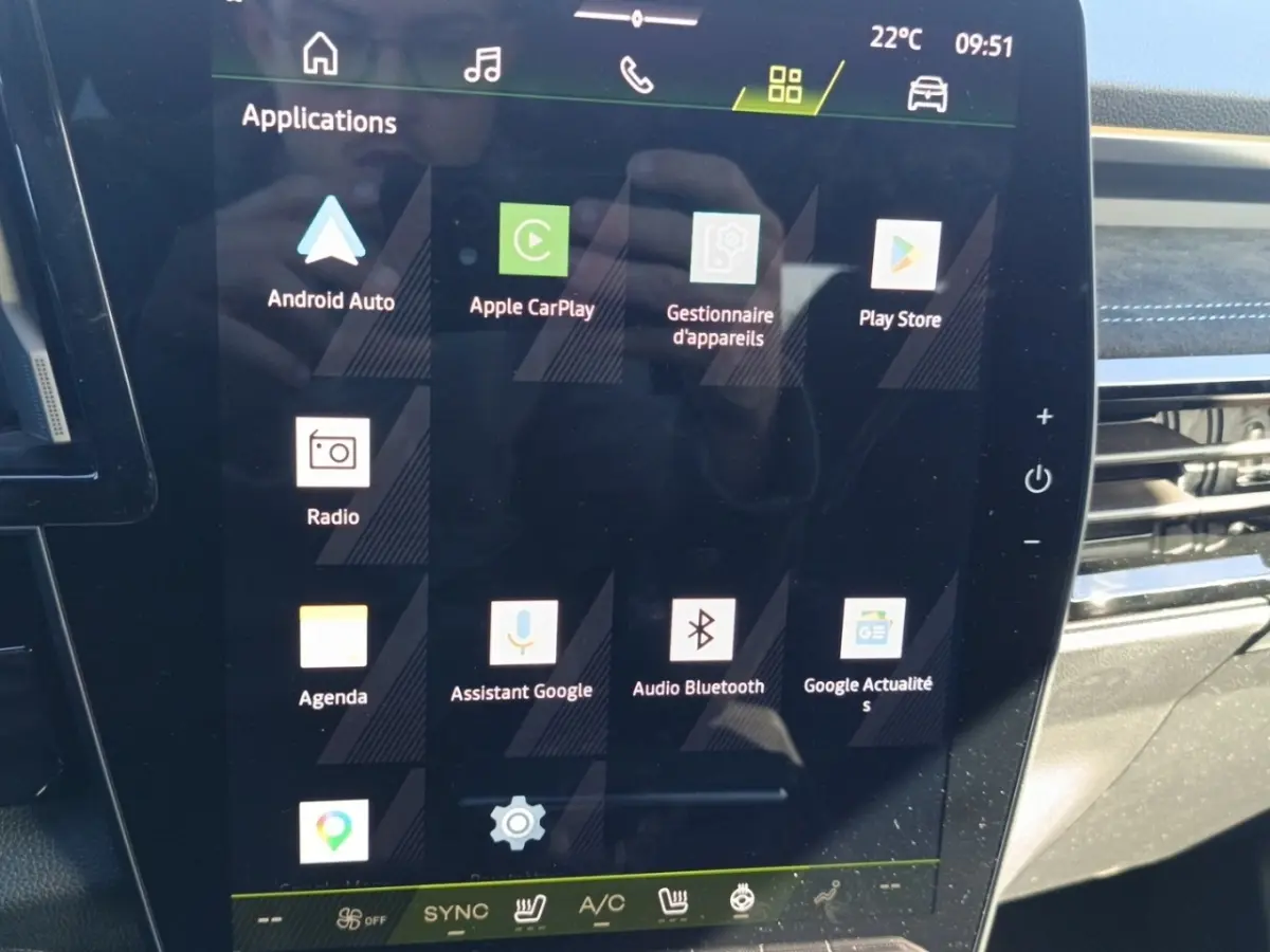 Vue rapprochée de l’écran tactile central du tableau de bord du Renault Austral blanc, affichant les applications connectées.