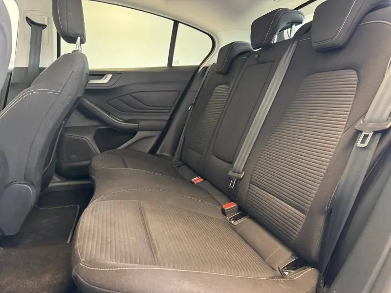 Vue intérieure côté droit montrant la banquette arrière en tissu noir avec appuie-têtes et ceintures de sécurité de la Ford Focus 2021.