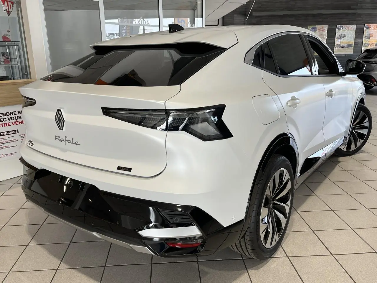 Vue 3/4 arrière droite du Renault Rafale blanc avec feux LED et jantes alliage noires en showroom.