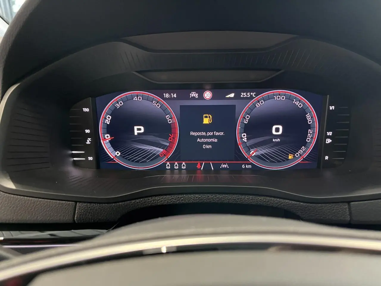 Vue rapprochée du tableau de bord numérique du Skoda Karoq 2025 affichant l'autonomie à zéro et la vitesse à l'arrêt.