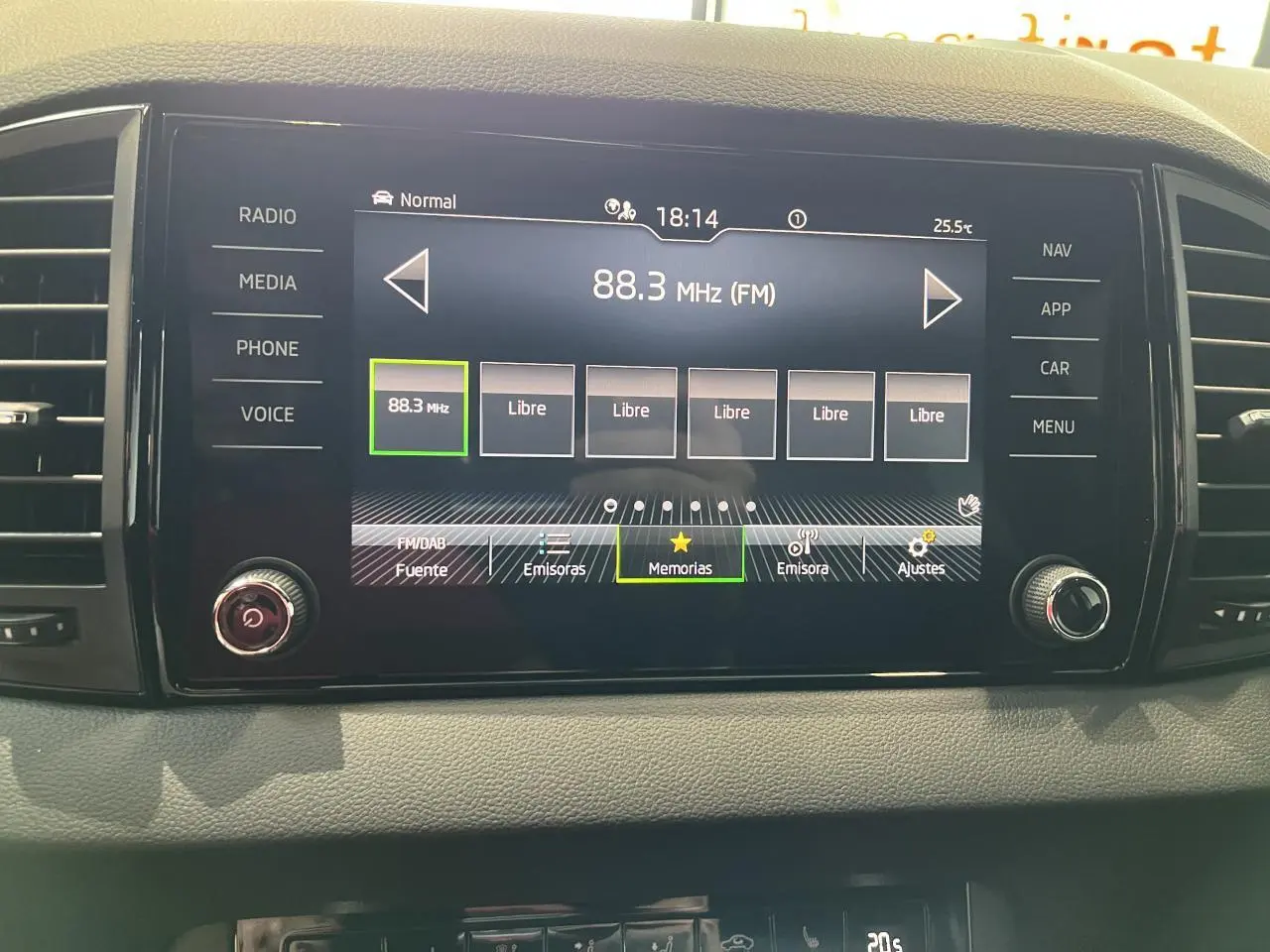 Écran tactile central du système multimédia du Skoda Karoq 2025, affichant la radio FM à 88.3 MHz.