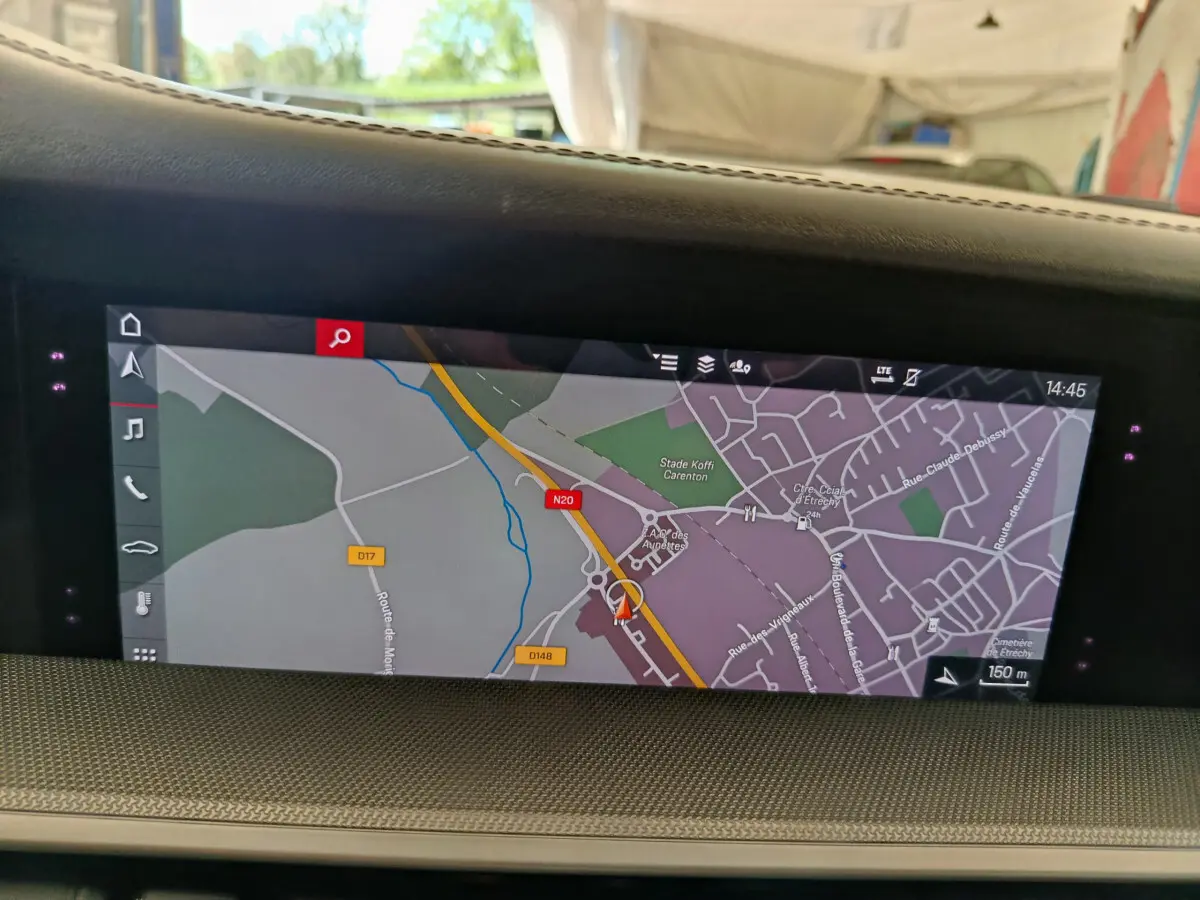 Écran tactile de navigation couleur 10,9 pouces dans le tableau de bord d’une Porsche 911 Carrera 4S Coupé gris foncé.